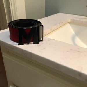 Hi I’m selling a reversible Red/Black MCM belt